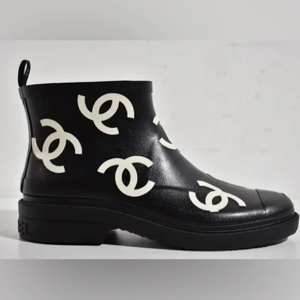 Chanel rain boots - Picture 3 of 13